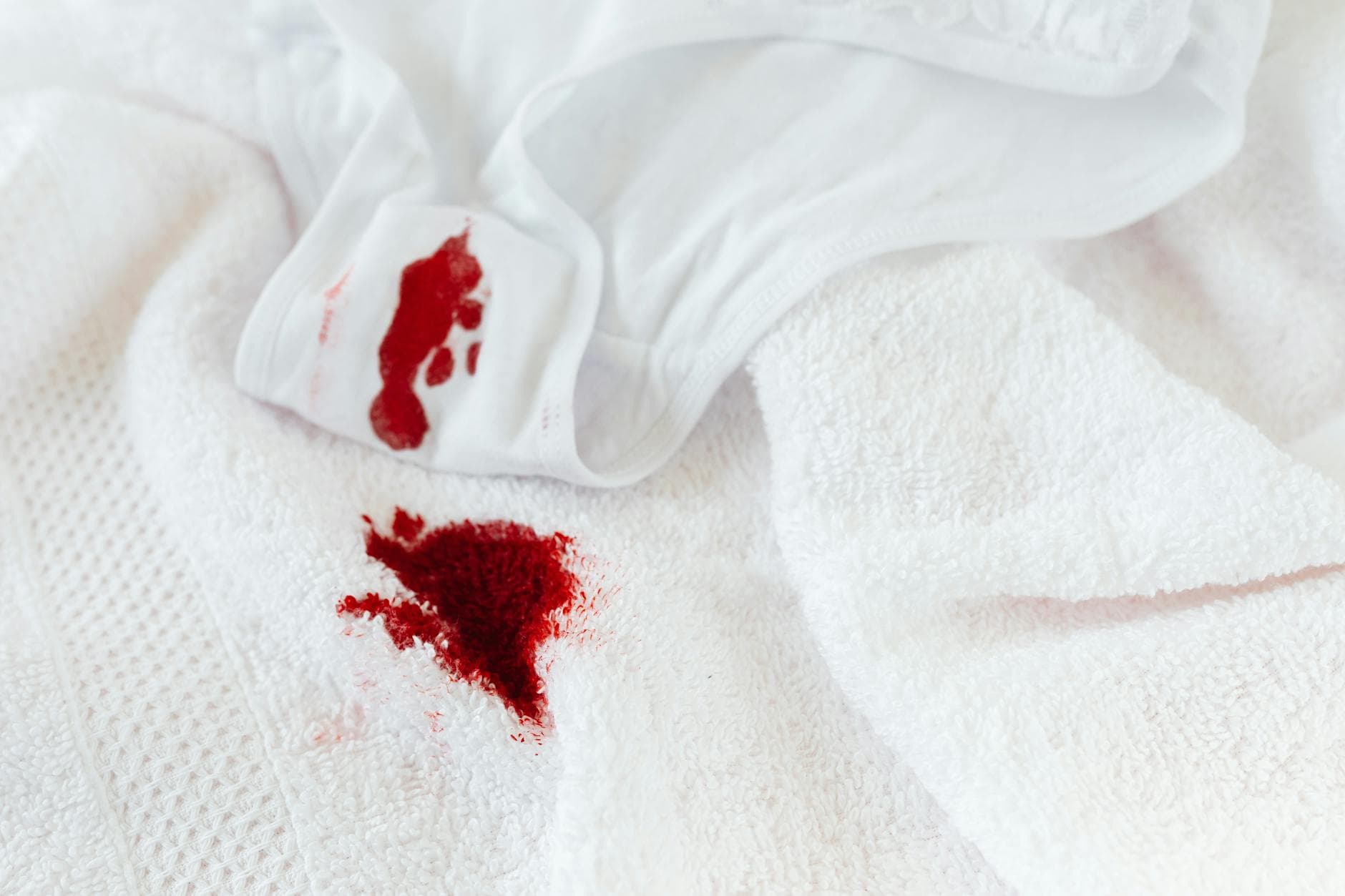 Enlever une tache de vin rouge : 5 méthodes qui marchent vraiment — astuce nettoyage